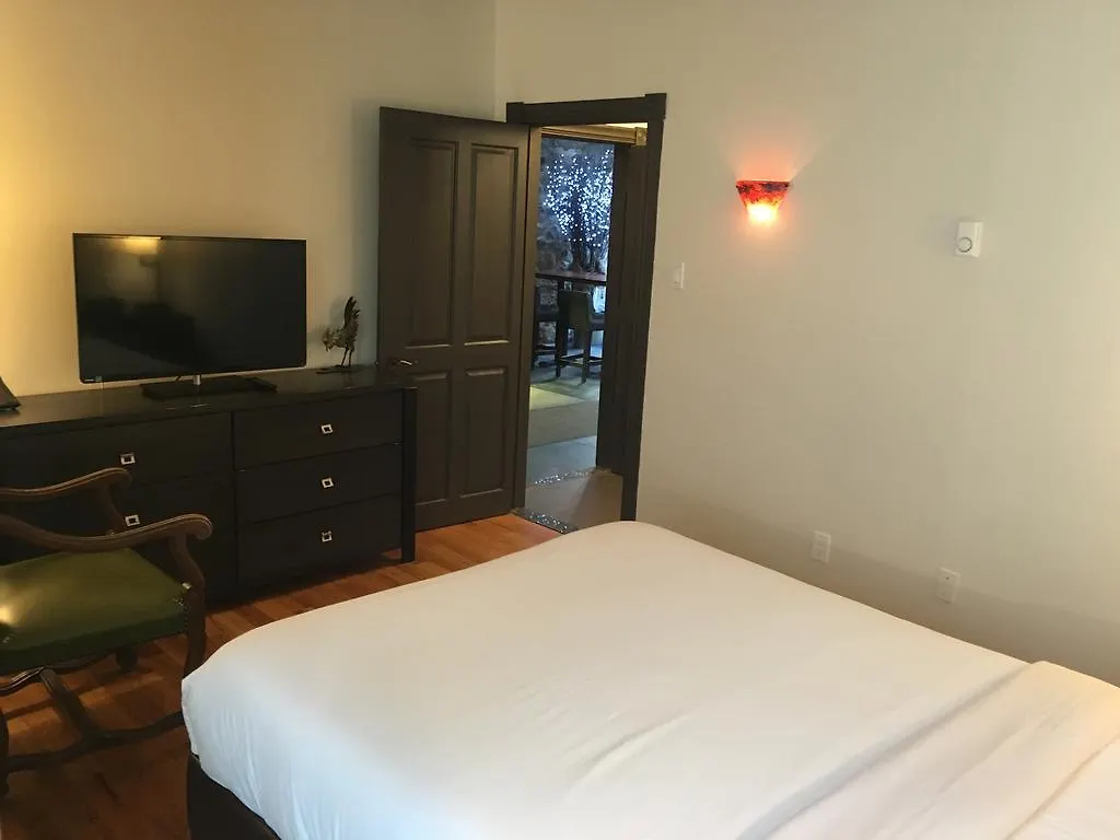 Hotel Épik Montréal 3*, Montreal