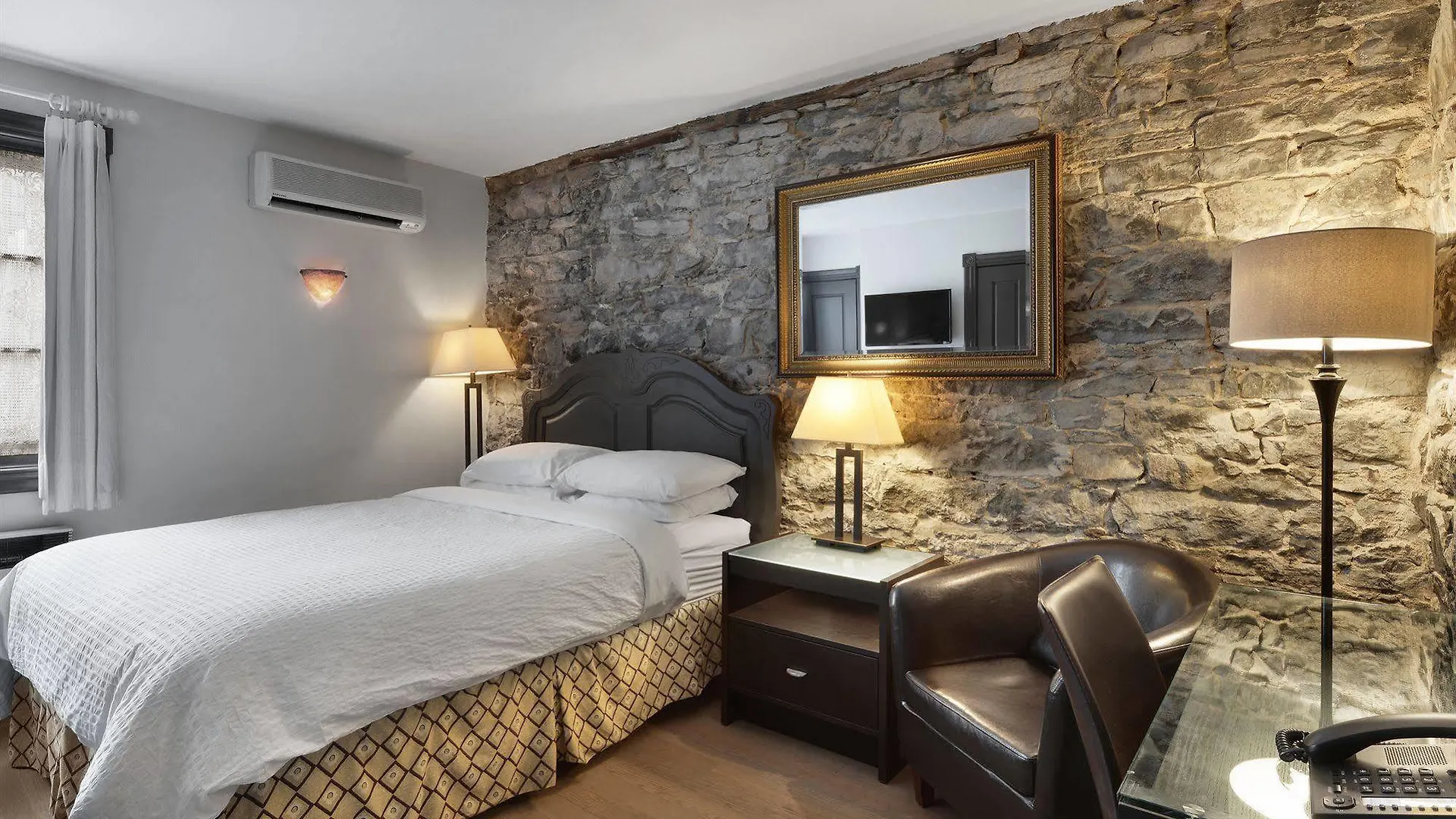 Hotel Epik Montreal 3*,